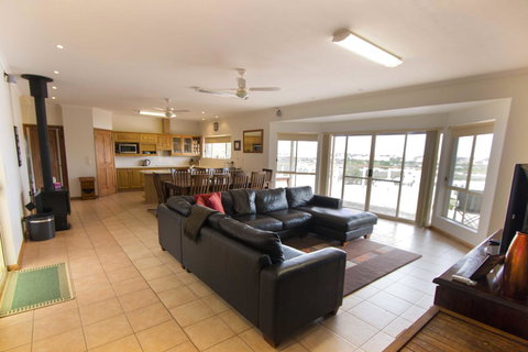 Limestone Ridge - Accommodation Kalgoorlie 4