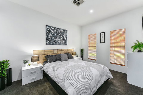 KENNEDY EXECUTIVE TOWNHOUSE - Accommodation Kalgoorlie 4
