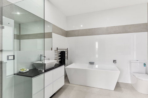 KENNEDY EXECUTIVE TOWNHOUSE - Accommodation Kalgoorlie 1