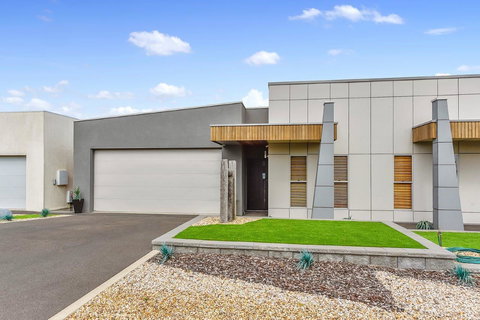 KENNEDY EXECUTIVE TOWNHOUSE - Accommodation Kalgoorlie 9