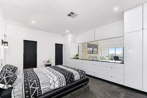KENNEDY EXECUTIVE TOWNHOUSE - Accommodation Kalgoorlie 11