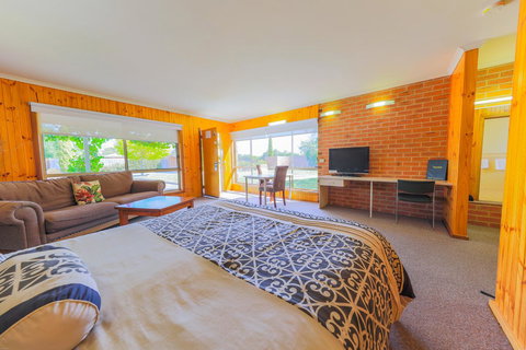 Country Roads Motor Inn Naracoorte - Accommodation Kalgoorlie 0