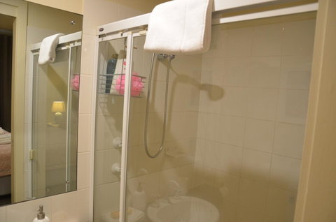 ADELAIDE CENTRAL APARTMENT - 3BR, 2BATH & CARPARK - Accommodation Kalgoorlie 18