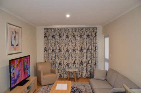ADELAIDE CENTRAL APARTMENT - 3BR, 2BATH & CARPARK - Accommodation Kalgoorlie 1