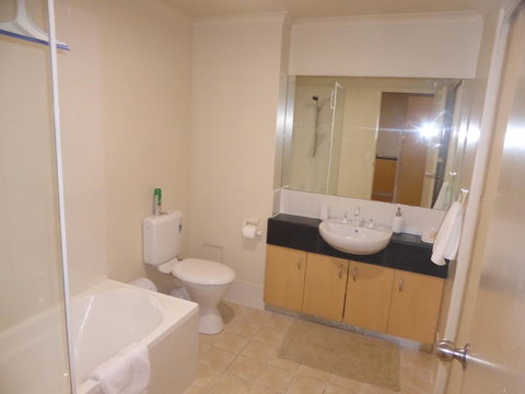 ADELAIDE CENTRAL APARTMENT - 3BR, 2BATH & CARPARK - Accommodation Kalgoorlie 17