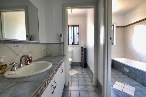 The Whitehouse - Accommodation Kalgoorlie 10