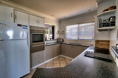 The Whitehouse - Accommodation Kalgoorlie 6