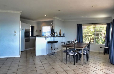 The Whitehouse - Accommodation Kalgoorlie 9