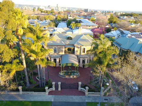 Grand Bluestone Mansion - Accommodation Kalgoorlie 1