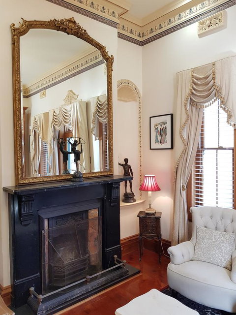 Grand Bluestone Mansion - Accommodation Kalgoorlie 5