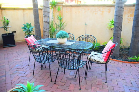 Grand Bluestone Mansion - Accommodation Kalgoorlie 17