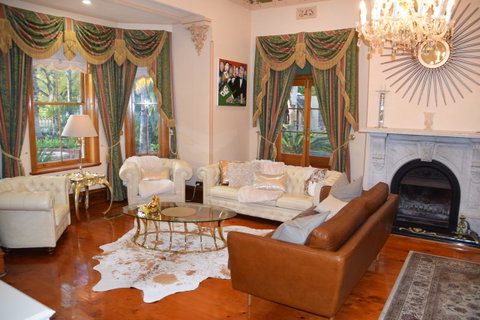 Grand Bluestone Mansion - Accommodation Kalgoorlie 4