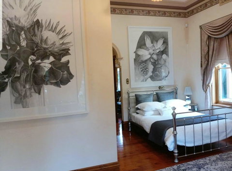 Grand Bluestone Mansion - Accommodation Kalgoorlie 7