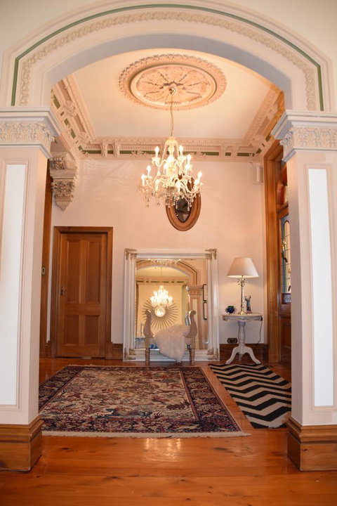 Grand Bluestone Mansion - Accommodation Kalgoorlie 10
