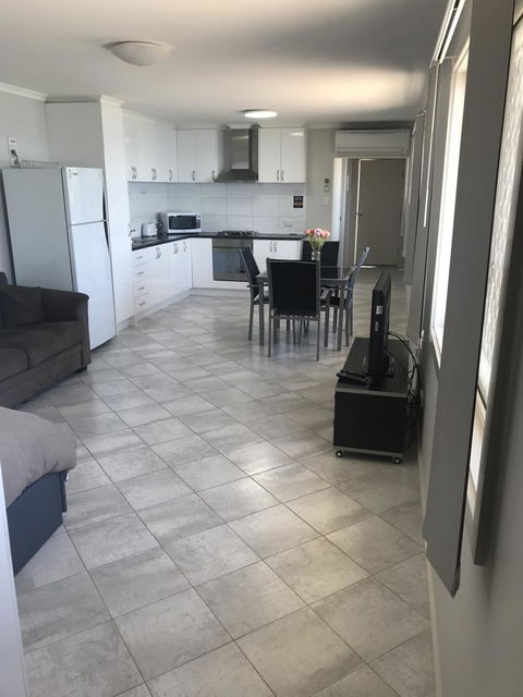 Beachside & Jetty View Apartment 6 - Captain\'s Apt - Accommodation Kalgoorlie 4