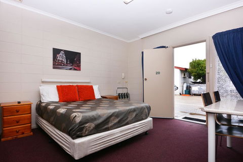 Motel Poinsettia - Accommodation Kalgoorlie 3