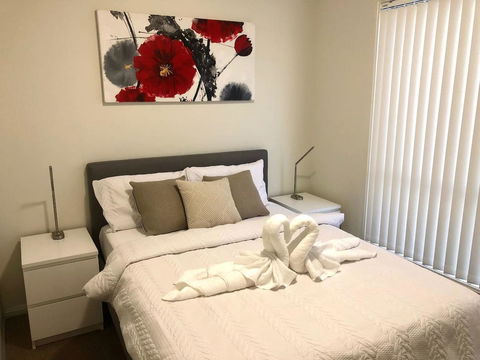 MODERN SPACIOUS 3 BR HOME - NEAR BEACH & AIRPORT - Accommodation Kalgoorlie 2