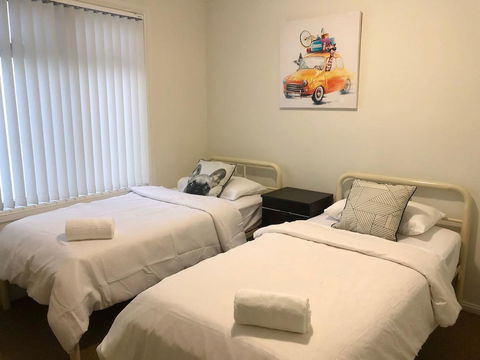 MODERN SPACIOUS 3 BR HOME - NEAR BEACH & AIRPORT - Accommodation Kalgoorlie 3
