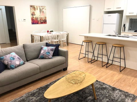MODERN SPACIOUS 3 BR HOME - NEAR BEACH & AIRPORT - Accommodation Kalgoorlie 8