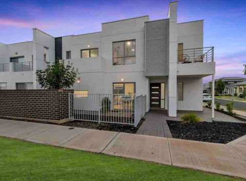 MODERN SPACIOUS 3 BR HOME - NEAR BEACH & AIRPORT - Accommodation Kalgoorlie 0
