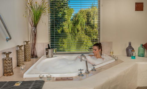 Chimes Spa Retreat - Accommodation Kalgoorlie 15
