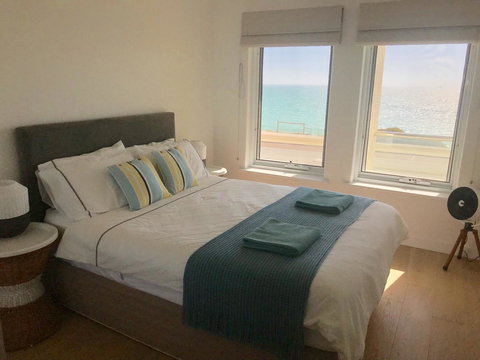 Cottesloe Beachfront Ocean View Apartment - Accommodation Kalgoorlie 2