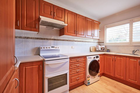 Bright And Spacious Family Home With Leafy Deck - Accommodation Kalgoorlie 17