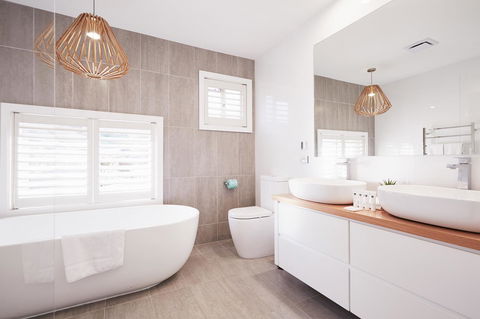 Bright And Spacious Family Home With Leafy Deck - Accommodation Kalgoorlie 8