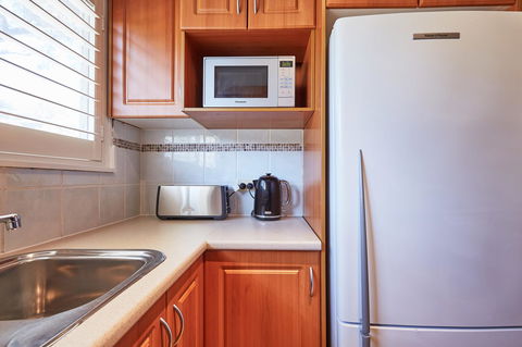 Bright And Spacious Family Home With Leafy Deck - Accommodation Kalgoorlie 19