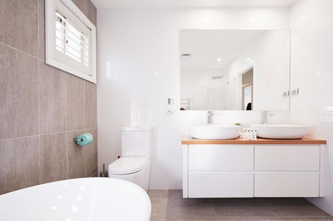 Bright And Spacious Family Home With Leafy Deck - Accommodation Kalgoorlie 11