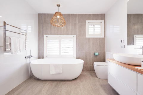 Bright And Spacious Family Home With Leafy Deck - Accommodation Kalgoorlie 2