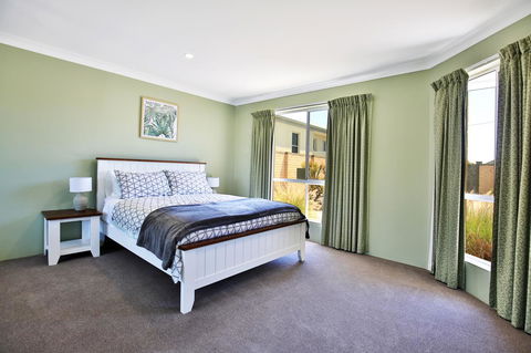 Neptune I Absolute Beachfront I Stunning Views - Accommodation Kalgoorlie 15