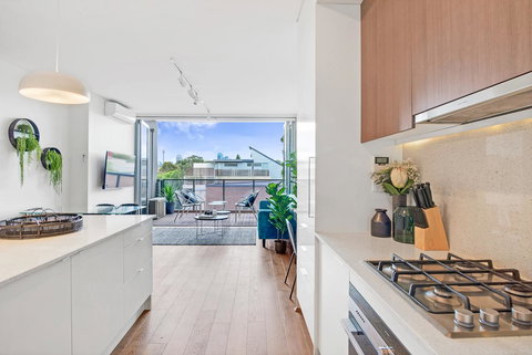 Large Light Luxe 3BDR 2BA Free Parking - Walk To Sydney Uni And RPA - Accommodation Kalgoorlie 0