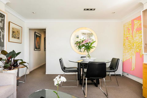 Waterfront Apartment Brimming With Inspirational Artwork - Accommodation Kalgoorlie 12