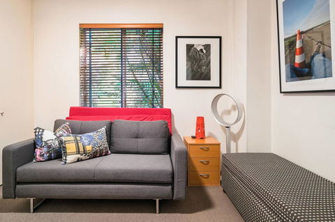 Waterfront Apartment Brimming With Inspirational Artwork - Accommodation Kalgoorlie 14