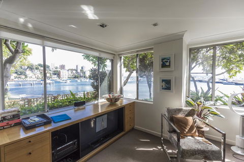 Waterfront Apartment Brimming With Inspirational Artwork - Accommodation Kalgoorlie 6