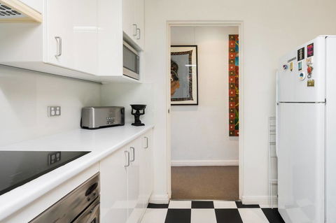 Waterfront Apartment Brimming With Inspirational Artwork - Accommodation Kalgoorlie 27