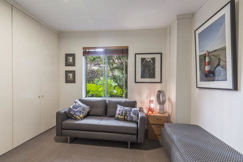 Waterfront Apartment Brimming With Inspirational Artwork - Accommodation Kalgoorlie 4