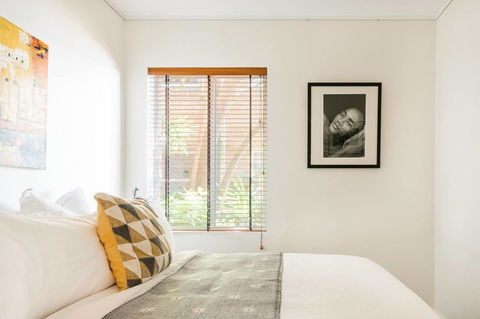 Waterfront Apartment Brimming With Inspirational Artwork - Accommodation Kalgoorlie 18