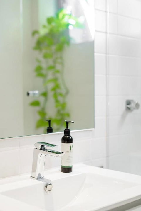 Waterfront Apartment Brimming With Inspirational Artwork - Accommodation Kalgoorlie 24