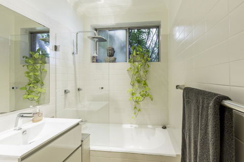 Waterfront Apartment Brimming With Inspirational Artwork - Accommodation Kalgoorlie 2