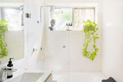Waterfront Apartment Brimming With Inspirational Artwork - Accommodation Kalgoorlie 8