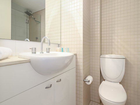 Lower Bridge And Sails - Executive 2BR Darlinghurst Apartment With Balcony And Rooftop Views - Accommodation Kalgoorlie 10