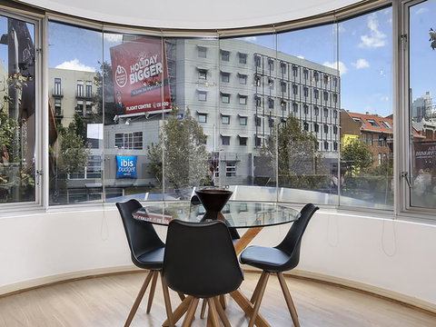 Lower Bridge And Sails - Executive 2BR Darlinghurst Apartment With Balcony And Rooftop Views - Accommodation Kalgoorlie 1