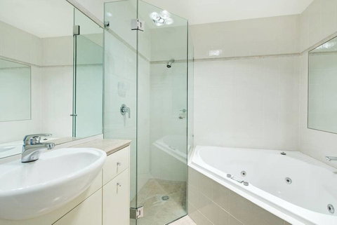 STUNNING MANLY VIEWS - Accommodation Kalgoorlie 1
