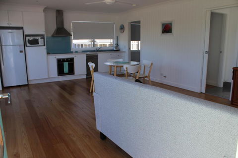 Red Waratah - Accommodation Kalgoorlie 7