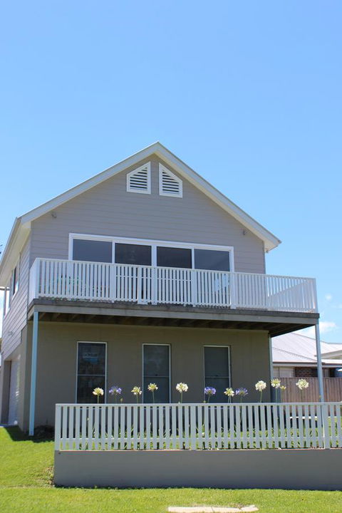 Red Waratah - Accommodation Kalgoorlie 0