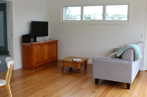 Red Waratah - Accommodation Kalgoorlie 5