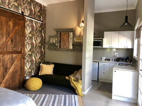 Chanticleer Gardens Barn Cottage With A Pool - Accommodation Kalgoorlie 19