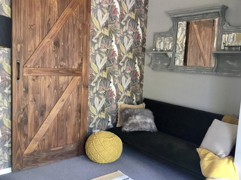 Chanticleer Gardens Barn Cottage With A Pool - Accommodation Kalgoorlie 7